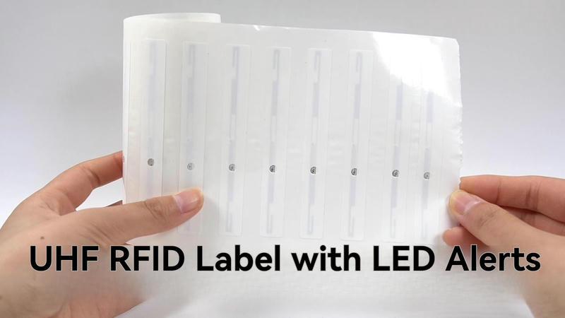 يدان تمسكان بورقة شفافة من ملصقات UHF RFID المزودة بتنبيهات LED لإظهار ترتيب الملصقات المرن.