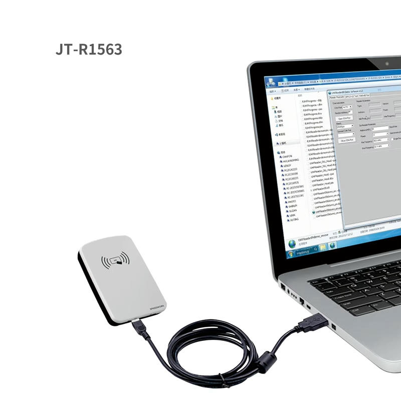 قارئ HF RFID المكتبي JT-R1563 بجانب شاشة حاسوب محمول تعرض برنامج التشغيل لتوضيح اتصال USB والاستخدام.