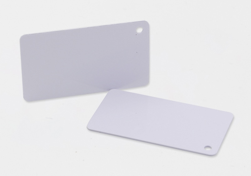 تُظهر صورة المنتج بطاقتي تعليق RFID للملابس من طراز PVC5330-1 باللون الأبيض من زاويتين مختلفتين لعرض السطح الفارغ القابل للطباعة.
