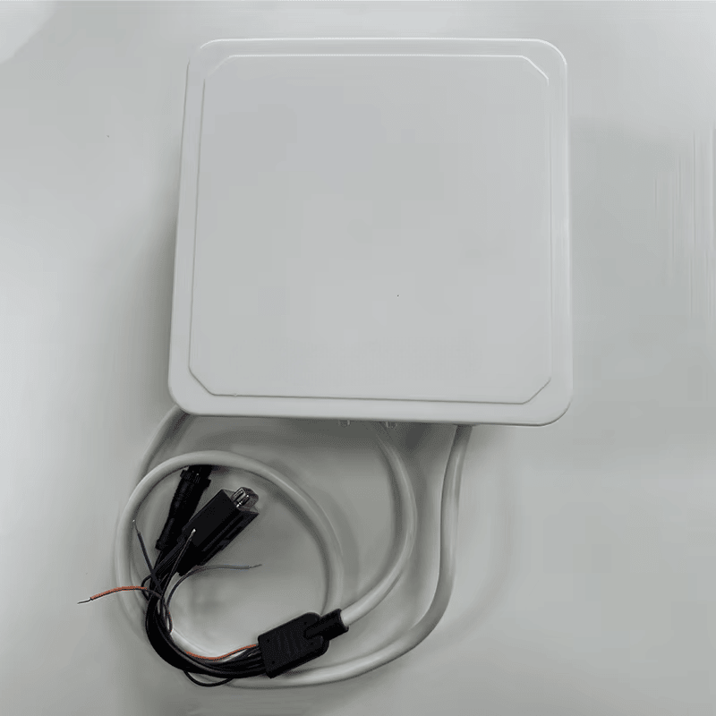 عرض داخلي يوضح الهوائي المدمج 4dBi في قارئ ZK-RFID104 لتوفير مدى قراءة مضبوط من 3 إلى 4 أمتار.