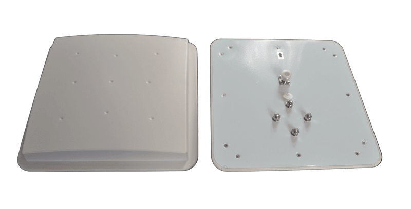 توضح هذه الصورة الغطاء الأمامي والجانب الخلفي لهوائي ZK-ANT255D UHF RFID موضوعين جنبًا إلى جنب للمقارنة.