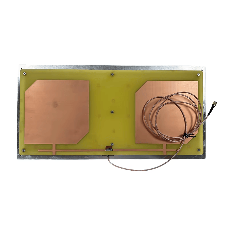 تُظهر هذه الصورة هوائي UHF RFID طراز ZK-ANT4221 مع الكابل ملفوفًا فوق الجزء النحاسي الأيمن من اللوحة.