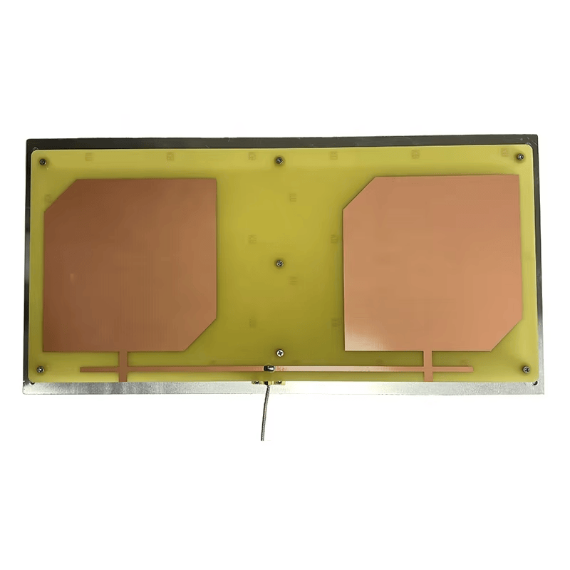 تُظهر هذه الصورة اللوحة الأمامية لهوائي UHF RFID طراز ZK-ANT4221 من دون وضع حلقة كابل فوق المناطق النحاسية.