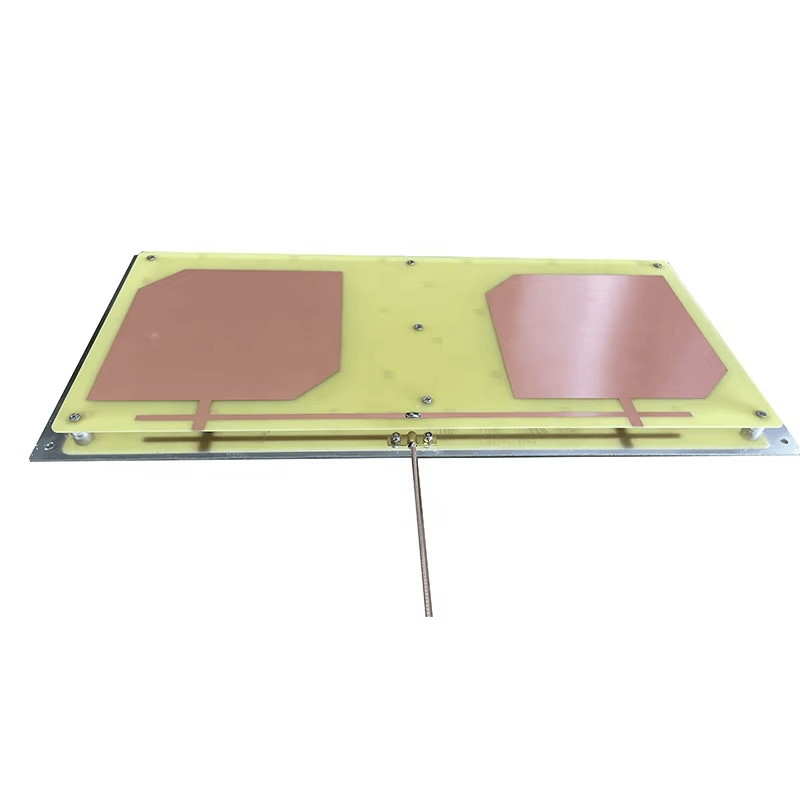 تُظهر هذه الصورة منظرًا من زاوية منخفضة لهوائي UHF RFID طراز ZK-ANT4221 يبرز نحافة اللوحة.