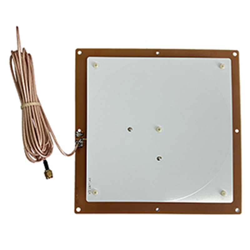 تُظهر هذه الصورة هوائي UHF RFID كامل النطاق ZK-ANT190D من زاوية أمامية، مع امتداد الكابل الطويل من الجانب الأيسر.