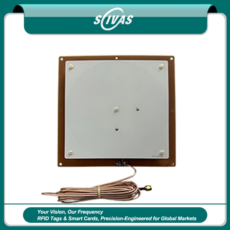 تُظهر هذه الصورة هوائي UHF RFID كامل النطاق ZK-ANT190D، مع لوحة مربعة وكابل محوري متصل على خلفية عرض تحمل العلامة التجارية.