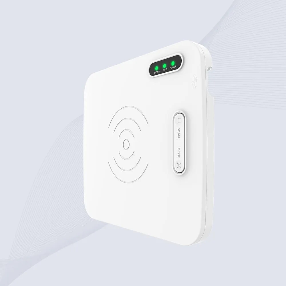 تعرض هذه الصورة حزمة قارئ RFID طراز CK-D1A، بما فيها وحدة المشفر الرئيسية وكابل بيانات USB 3.0 ممتاز.