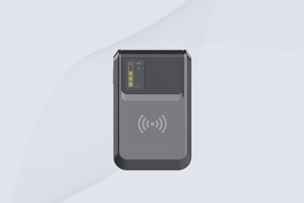 يظهر قارئ CK-R10 المحمول UHF RFID في المنتصف على خلفية بسيطة لعرض الهيكل الأمامي الكامل والشكل الرأسي المدمج.