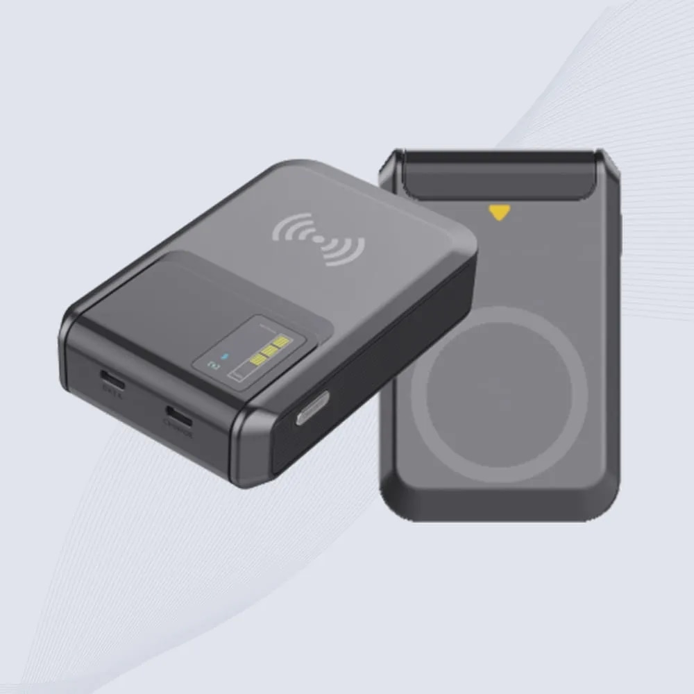 يظهر قارئ CK-R10 UHF RFID بمناظير أمامية وخلفية مائلة مع المنافذ وشاشة البطارية والمنطقة المغناطيسية الدائرية الخلفية.