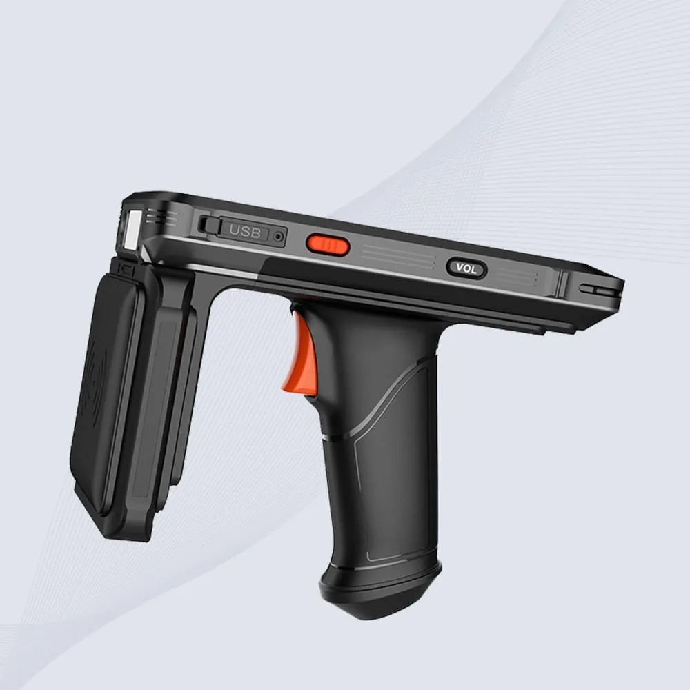 منظر خلفي لقارئ RFID المحمول CK-B3L يبرز هوائيه المدمج ذا الاستقطاب الدائري لتغطية مسح واسعة.