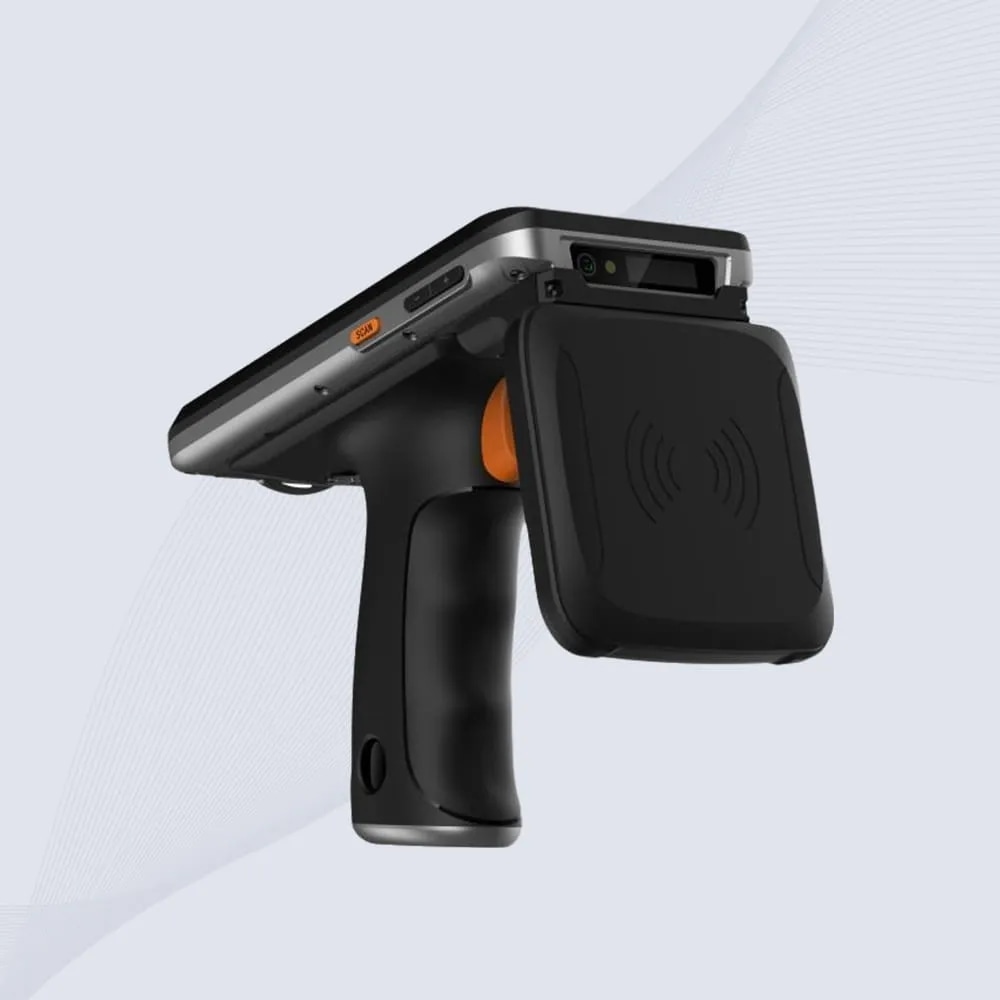تطبيق صناعي لماسح RFID طراز CK-B2 أثناء استخدامه لإدارة المخزون في أرضية مصنع بمعدلات تعرف عالية.