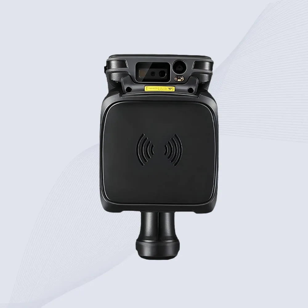 مشغل يستخدم قارئ RFID CK-B2L لتنفيذ تتبع مخزون المستودع عبر مسح بطاقات متعددة على رفوف عالية من مسافة مناسبة.