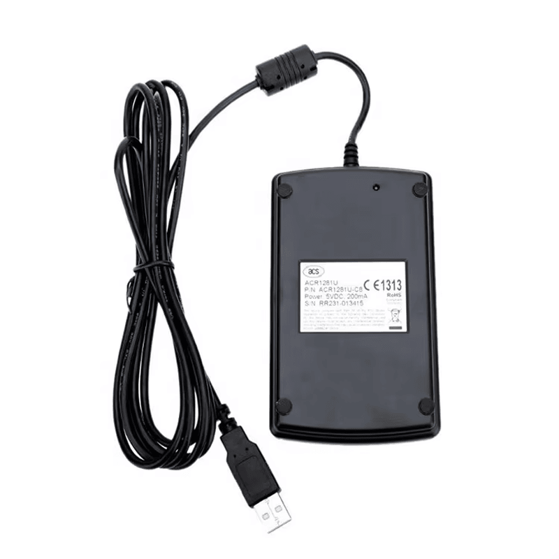يظهر قارئ ACR1281U-C2 من الخلف مع ملصقه وكابل USB المتصل بالكامل كمرجع للمنتج.