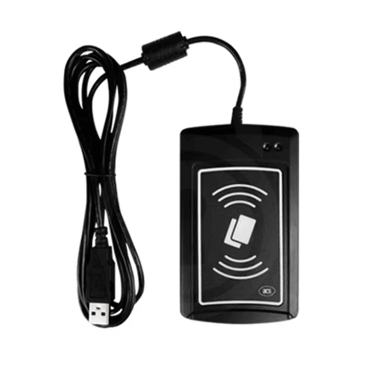 يقف قارئ ACR1281U-C2 قائمًا بجوار كابل USB لعرض الواجهة الأمامية ومجموعة الكابل معًا.