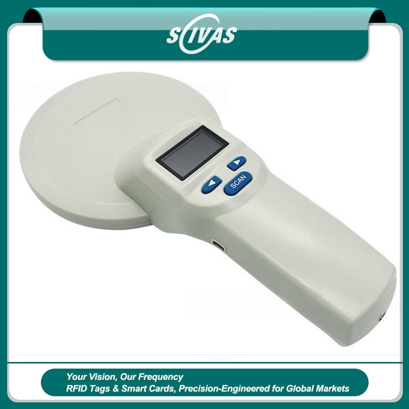يُعرض قارئ الحيوانات LF RFID من طراز FS-A03 على لافتة نظيفة برأس هوائي دائري ولوحة مفاتيح للمسح في أعمال الهوية البيطرية