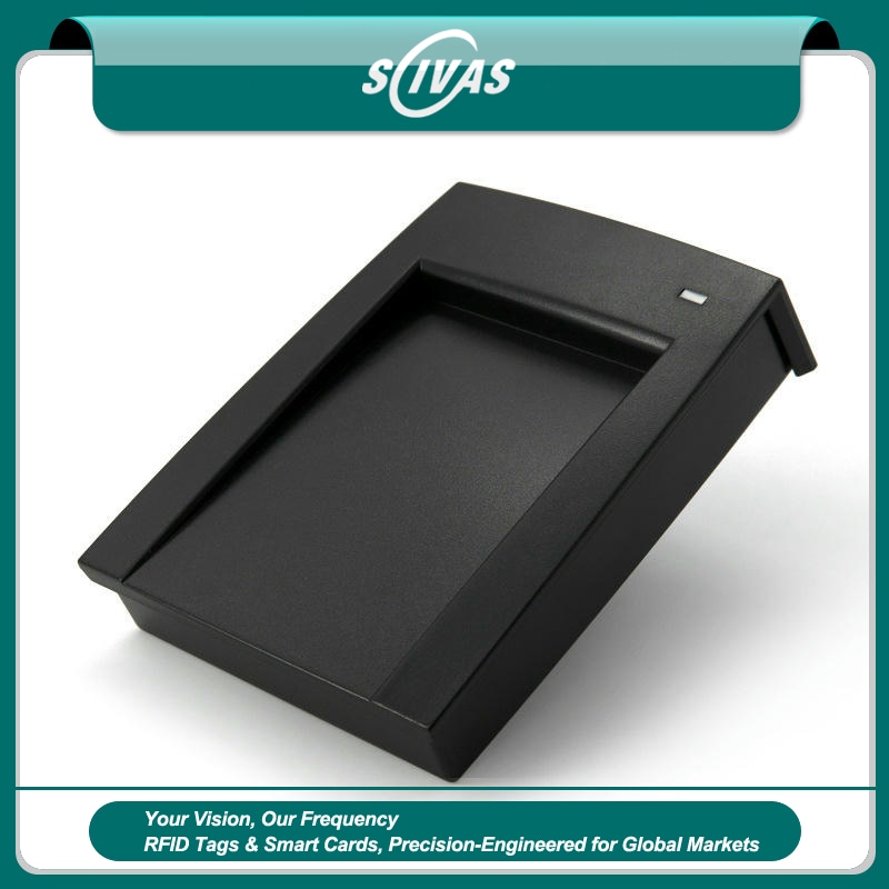 يُعرض قارئ HF RFID طراز R10C من الأمام بغلافه الأسود المدمج المصنوع من ABS وكابل USB موصولا وجاهزا للاستخدام المكتبي.