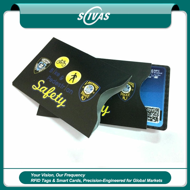 غلاف Safety أسود لحجب RFID معروض مفتوحًا جزئيًا مع بطاقة تدعم NFC لتوضيح العزل الذي يوفره حامل البطاقات الواقي.