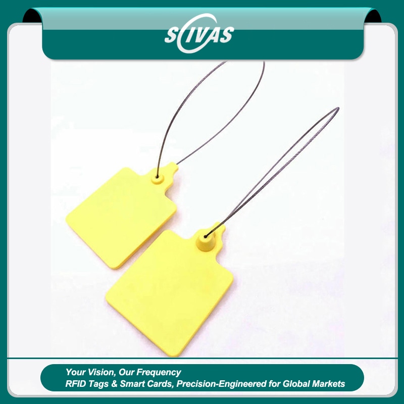 يُعرض ختمَا أمان RFID أصفران طراز SS8256-1 داخل إطار يحمل علامة SCIVAS، مع حلقات طويلة من السلك الفولاذي.