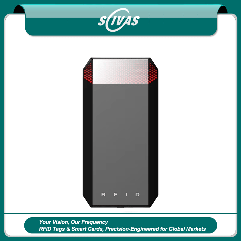 يتميز المنظر الأمامي لقارئ التحكم بالدخول UHF RFID طراز CF501 بغلاف أسود متين من ABS ومؤشر LED للحالة.