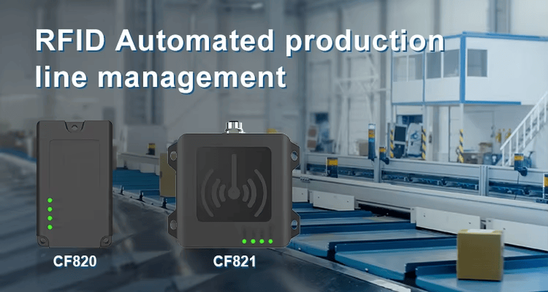 ملصق أتمتة يوضح استخدام قارئ CF821-15693 في إدارة خطوط الإنتاج الآلية بتقنية RFID بجانب معدات الناقل.