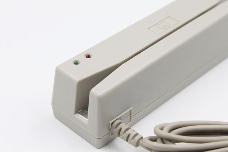 لقطة قريبة لقارئ البطاقات المغناطيسية الإدخالي الرمادي YD-440 Series توضح فتحة البطاقة ومؤشري LED الأحمر والأخضر مع الكابل المتصل.