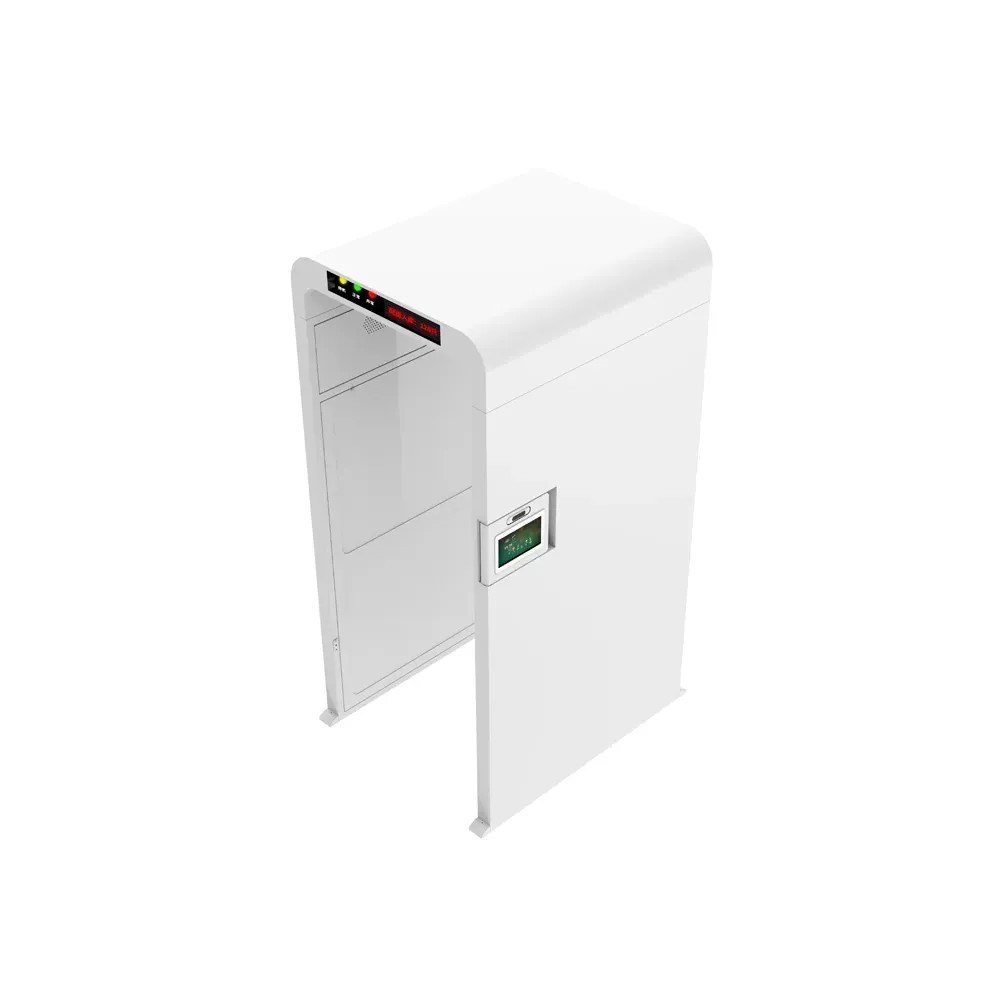 بوابة CK-T8C UHF RFID تُستخدم في بيئة مكتبة لمسح الكتب وتشغيل إنذارات EAS المضادة للسرقة.