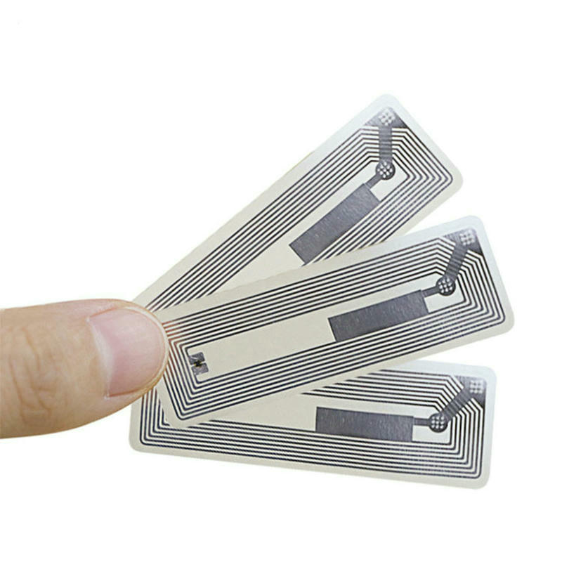 عدة رولات من ملصقات HF RFID معبأة بإحكام بكميات كبيرة لدعم عمليات اللوجستيات الداخلية واسعة النطاق وتتبع الكراتين.