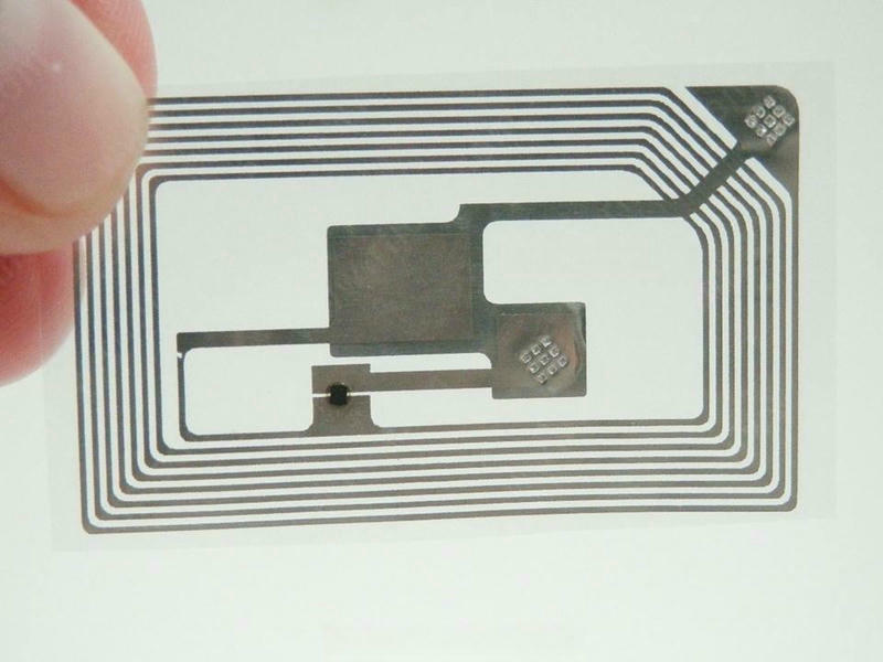 ملصقات HF RFID متخصصة موضوعة على كعوب ملفات المكاتب لتمكين تتبع الوثائق وإدارة الملفات بسرعة ودقة