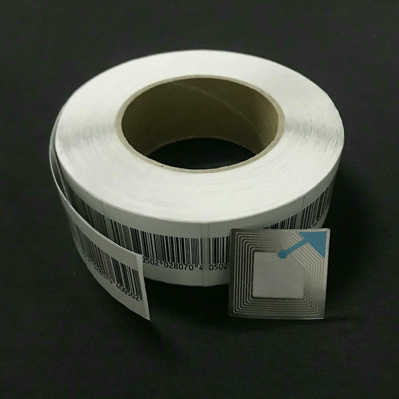 ملصق RFID دوائي بتقنية HF مثبت على قارورة شفافة لتوفير تتبع رقمي موثوق عبر مراحل البحث السريري
