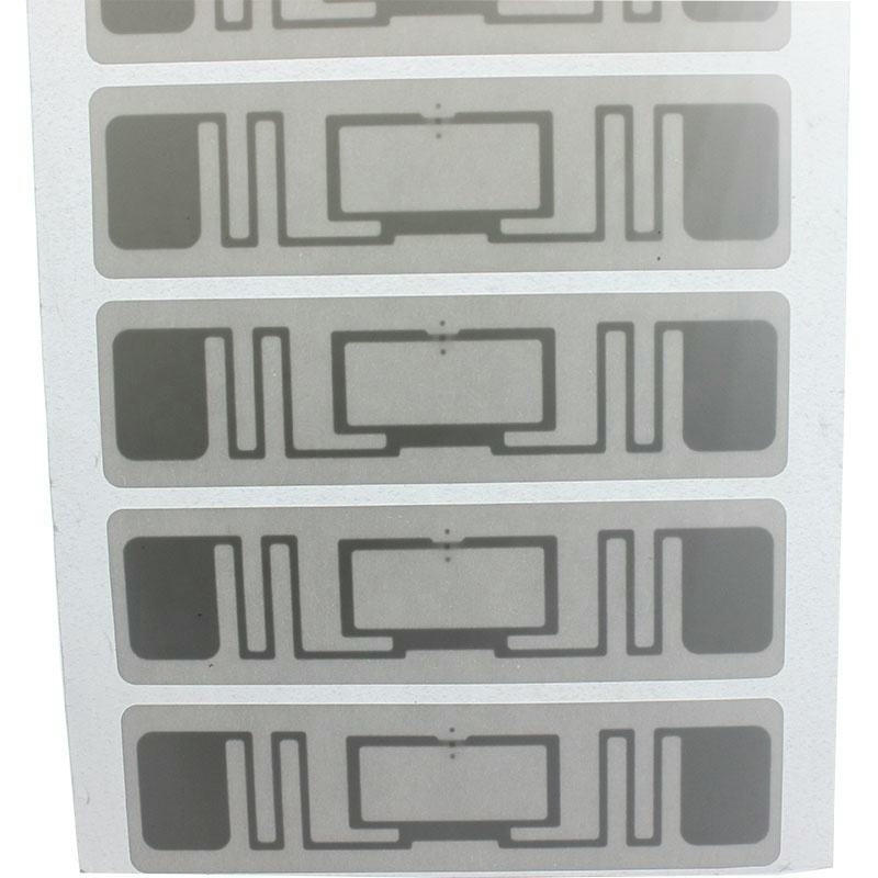 عرض لعدة بطانات داخلية لملصقات UHF RFID مقاس 70×14 مم مرتبة على هيئة صفائح للتحويل والطباعة بكميات كبيرة.