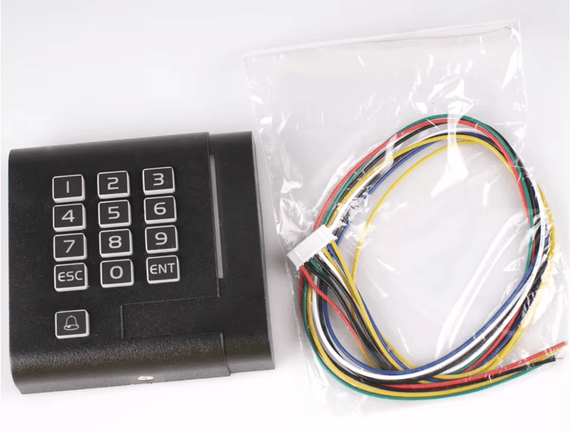 قارئ لوحة مفاتيح RFID مزدوج التردد مع هيكل مقاوم للماء للمشترين الذين يقارنون حلول قارئات وصول بلوحة مفاتيح.