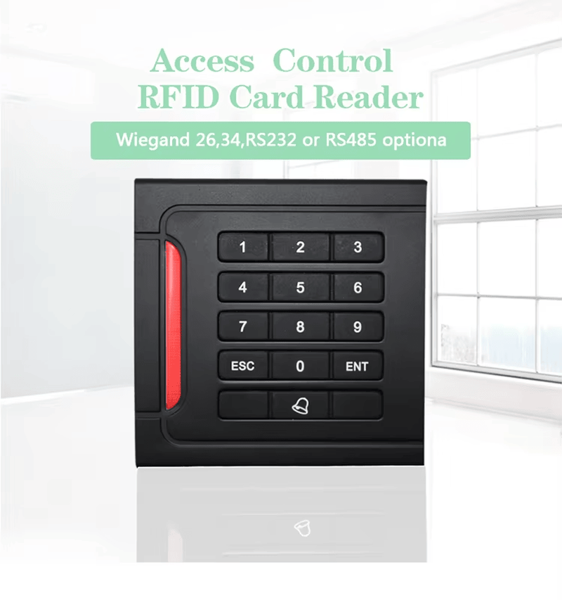 قارئ RFID خارجي بلوحة مفاتيح وحماية IP66 مع تركيب على مدخل باب للمشترين الذين يقارنون حلول قارئات الدخول بلوحة مفاتيح.