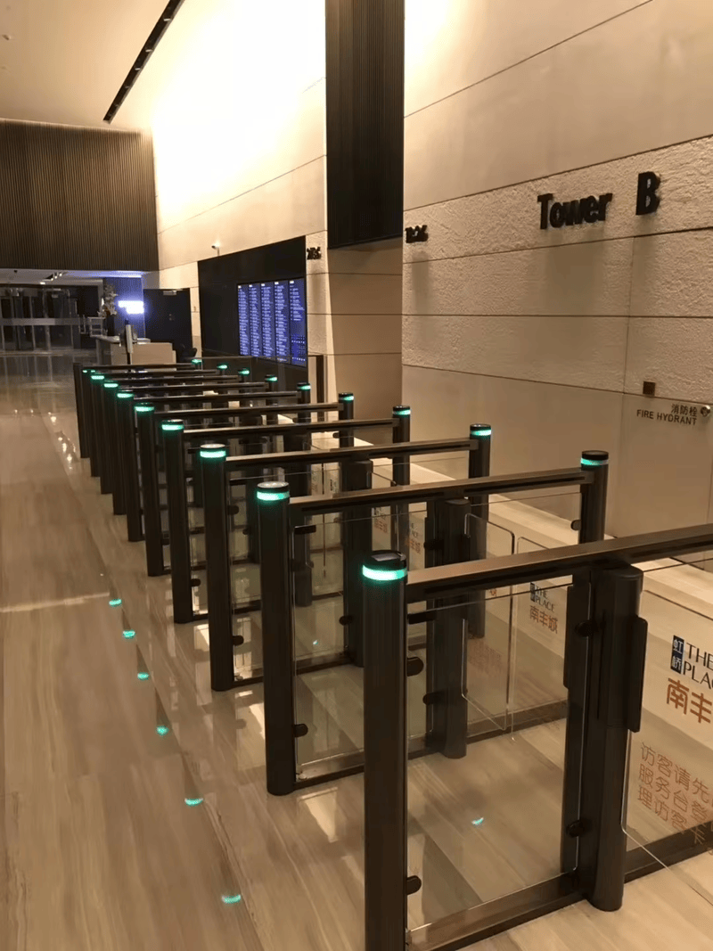 وحدة ماسح QR المدمجة للأكشاك بتصميم تثبيت جداري للمشترين الذين يقارنون حلول قارئات وصول برمز QR.