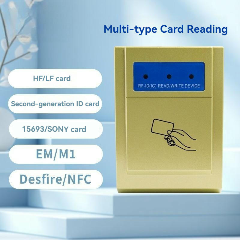 تُوضع بطاقة قرب بيضاء على قارئ RFID طراز ZY-T302 لإظهار استجابته السريعة وقدراته الفعالة على نقل البيانات.