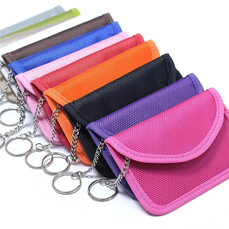 يعرض كيس حجب RFID البني المصنوع من PU جودة الخياطة والخامات المستخدمة في حلول التخزين الآمن.