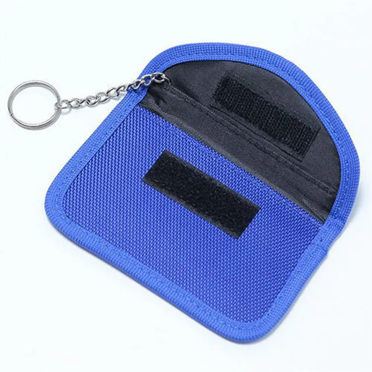 يعمل كيس حجب RFID بحجم مناسب للسفر كمنظم آمن لحفظ جوازات السفر وبطاقات الدفع وحمايتها من المسح غير المرغوب.