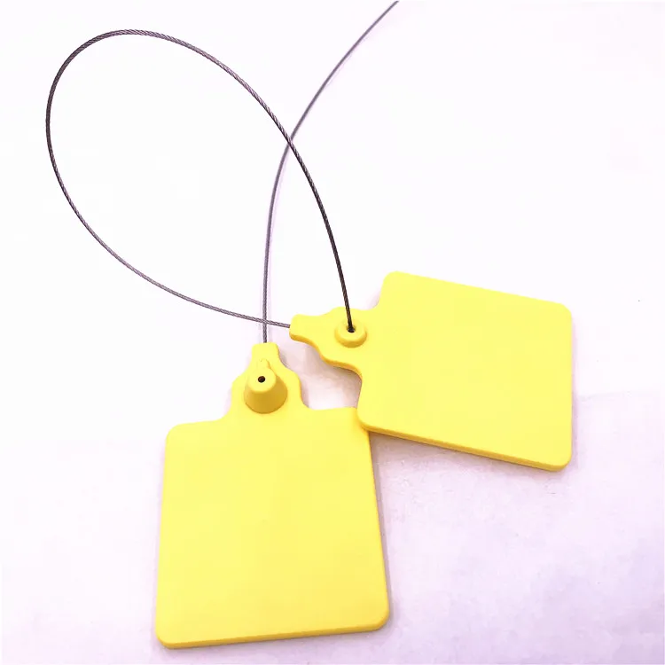ختمَا أمان RFID أصفران SS8256-1 مع حلقات سلك فولاذي متقاطعة لإبراز بنية الختم المستخدم لمرة واحدة.