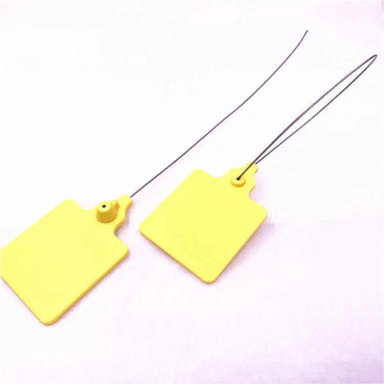 ختمَا أمان RFID أصفران SS8256-1 مع تباعد واضح، أحدهما بكابل ممدود والآخر بحلقة ضيقة قائمة.