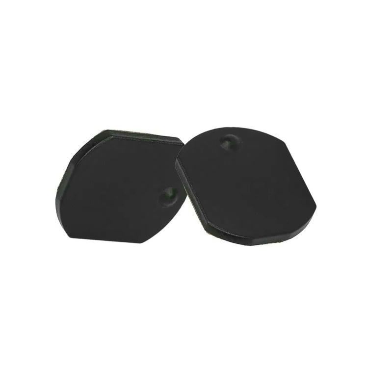 تُجمع عدة علامات RFID خزفية C2117-1 لإظهار تصميمها المدمج والمتين للاستخدام الصناعي.