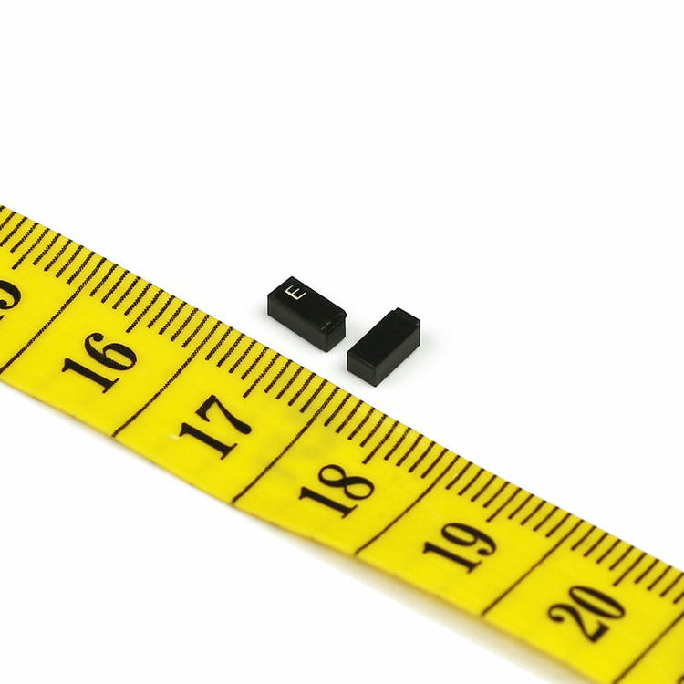 يُظهر ظهر علامة RFID الخزفية C0502-1 طبقة اللاصق الصناعي للتثبيت الآمن على الأسطح المعدنية الدقيقة.