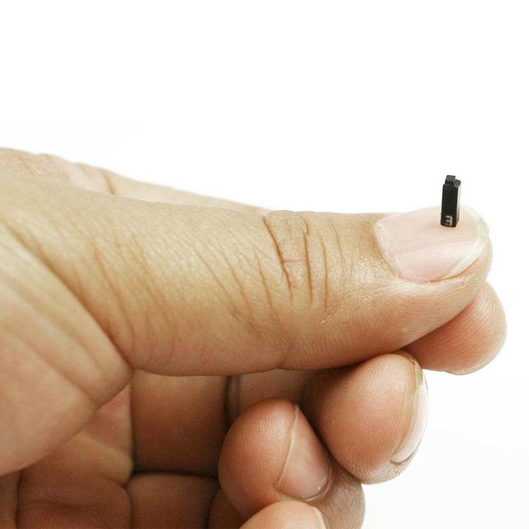 توضح مجموعة علامات RFID خزفية دقيقة C0602-1 حجمها فائق الصغر المناسب لإدارة الأصول عالية الكثافة.