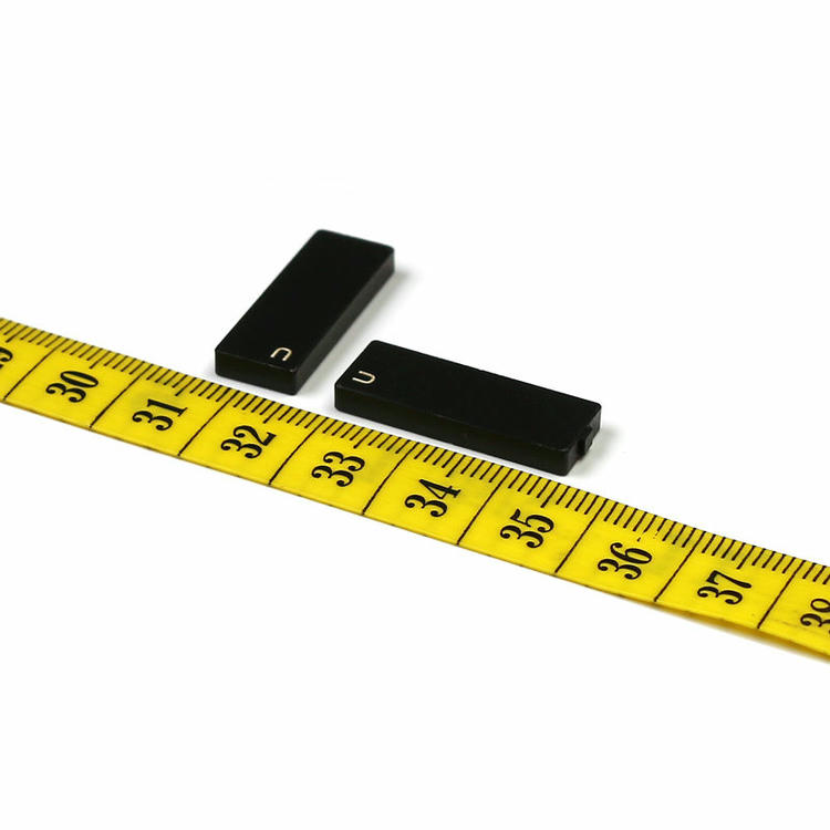 توضع علامة RFID الخزفية C2509-1 بجانب أدوات صناعية لإظهار حجمها النحيف المناسب لوسم الأصول المعدنية الضيقة.