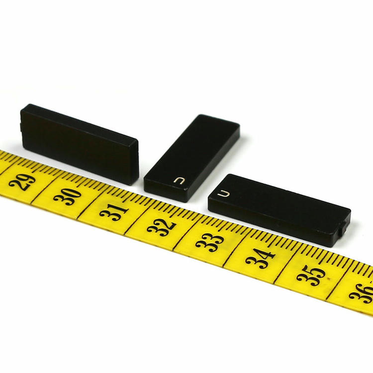 يُظهر قياس احترافي الأبعاد الدقيقة لعلامة RFID الخزفية C2509-1 البالغة 25.0x9.0mm.