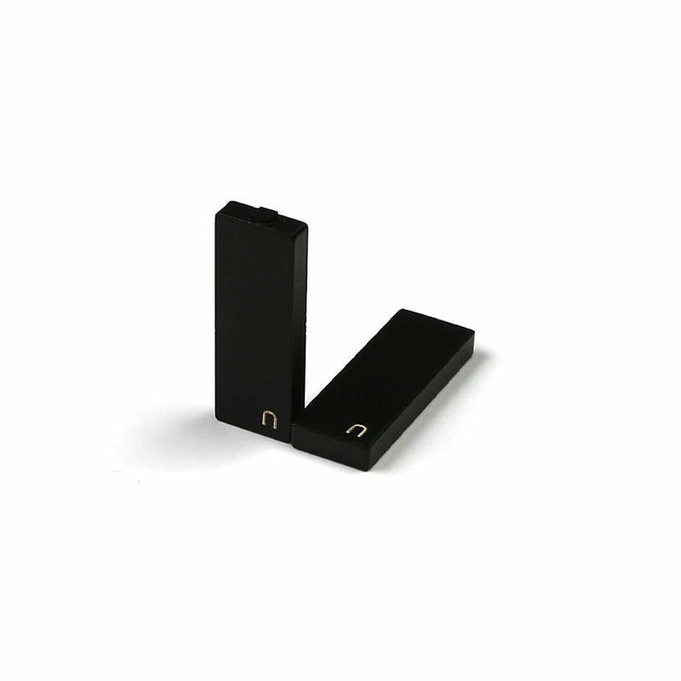 يُظهر ظهر علامة UHF RFID C2509-1 طبقة اللاصق القوية للتثبيت الآمن على الأسطح المعدنية.